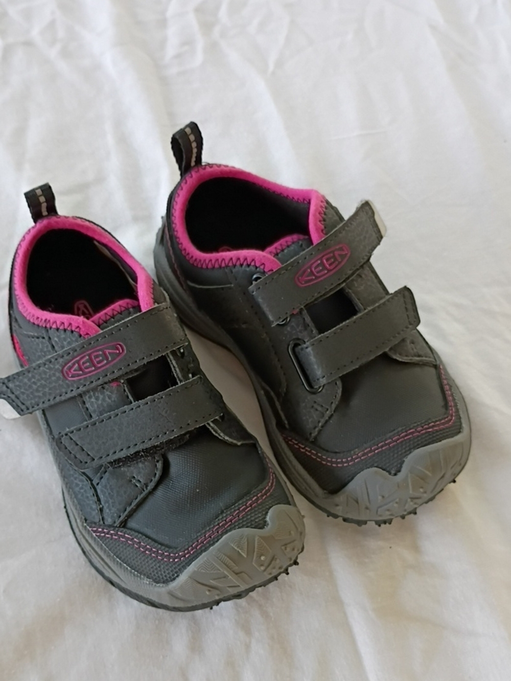 NWOB KEEN Black Gray and Pink Hook-and-Loop Tennis Shoes Toddler Girls Size 9